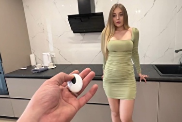 Was zum Teufel ist das?! Weiß Ihr Vater, dass Sie einen Vibrator in Ihrem Arsch haben, hm? 🤯