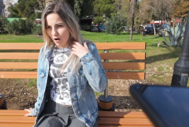 Sie bemerken nichts? Sie hat einen Vibrator in sich und spritzt öffentlich ab 🫣