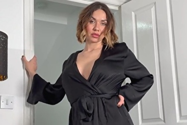 Oh, die Stiefmutter ist betrunken. Sie wird sich ausziehen und anal anbieten 🍑