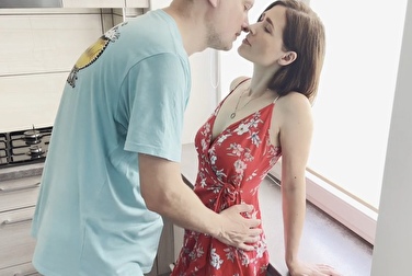 Er ging auf seine Frau zu, steckte ihn zwischen ihre Beine und ging weg 👀 (auch Sperma in ihrem Mund)