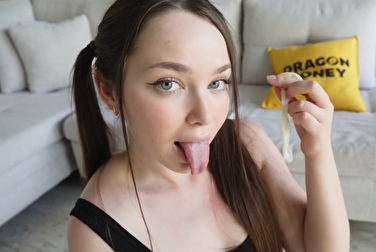 Er peitschte mich aus, steckte seinen Finger in meinen Arsch, fickte mich und ich leckte das Sperma aus dem Kondom