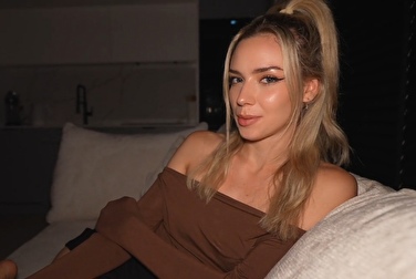 Ich bin nicht hier, um einen Film zu sehen, sondern um einen Schwanz zu lutschen. Los, holen Sie ihn raus Ich bin nicht hier, um einen Film zu sehen, sondern um einen Schwanz zu lutschen. Los, holen Sie ihn raus