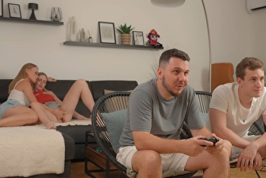 Sind Sie sicher, dass die Jungs nicht herausfinden werden, wie Sie und ich uns gegenseitig Orgasmen verschaffen?