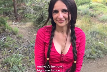 Haben Sie sich im Wald verirrt? Ich werde Ihnen helfen. Zuerst werde ich Ihnen ins Gesicht spritzen