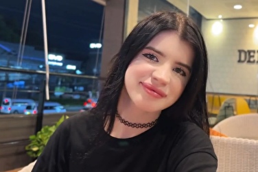 Es ist genau umgekehrt 🔄 Sie ist es nicht, er ist der Tellerwäscher und er fickt sie zum Abendessen