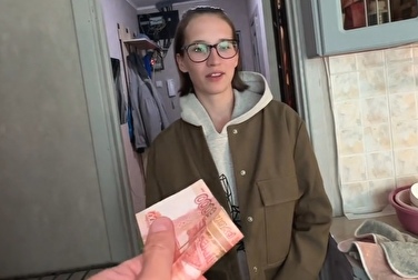 Hier sind 5.000, jetzt müssen Sie mir einen blasen und sich von mir ficken lassen (und zeigen Sie mir Ihre Brüste)