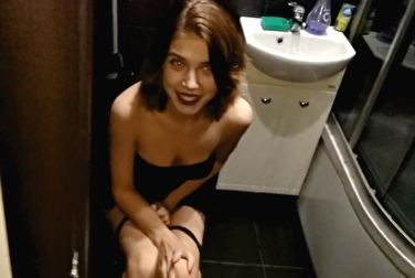 Er ist in das Badezimmer einer sexy Fremden gegangen und hat sie zum Sex gezwungen