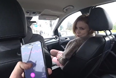 Kontrolle ihrer Muschi über ihr Telefon — hatte einen lebhaften Orgasmus im Taxi