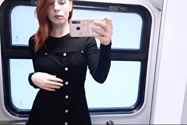 Beim Masturbieren und Pinkeln auf der Toilette im Zug auf die Krim gefilmt