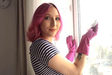 Ein Mann erklärt sich bereit, Fenster und Spiegel zu putzen, um dafür Sex zu bekommen