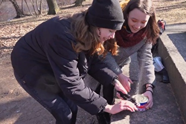 Verpasste eine Wette und konnte keinen Surströmming essen — musste sich ausziehen