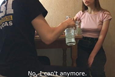 Eine süße Klassenkameradin mit Wodka betrunken gemacht, damit sie schneller ohnmächtig wird