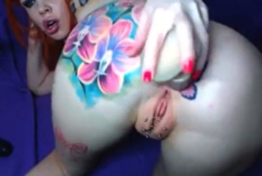 Informelles Mädchen mit gepiercter Muschi und Tattoos wichst vor der Kamera