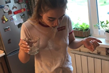 Ein Mädchen in der Küche gefickt, damit sie den Mund hält und nicht flucht