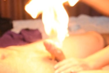 Was soll's — mein Schwanz hat Feuer gefangen, während ich mir einen runtergeholt habe