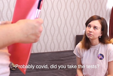 Eine Krankenschwester führt frech einen Schnelltest für Covid mit einem medizinischen Penis durch